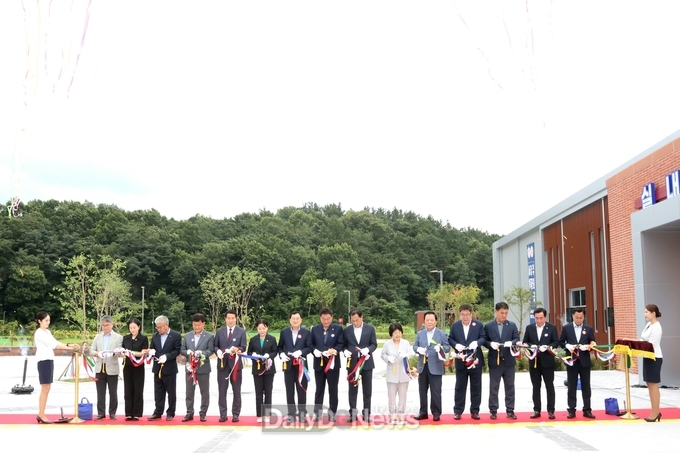 주낙영 시장을 비롯한 주요 내빈들이 12일 서경주체육공원 준공식에 참석해 테이프커팅을 하고 있다