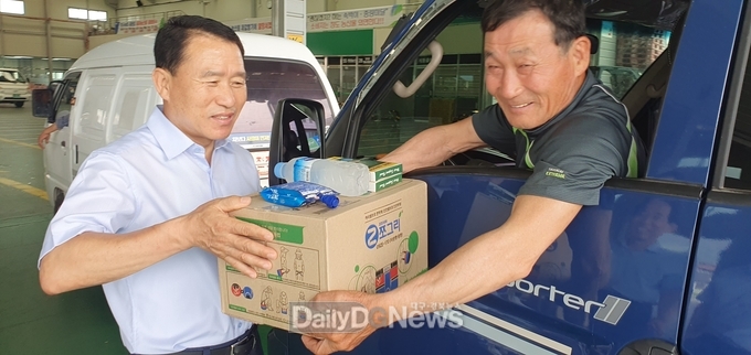청도농협, 초복맞이 농작업용 의자, 생수, 아이스크림 나눔행사 실시