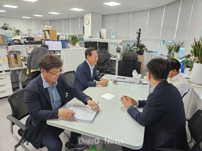 박현국 봉화군수가 지난 14일 행정안전부를 방문해 호우피해 개선복구사업을 건의했다