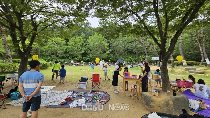 올 6월 11일 선도동 흥무공원에서 부모님들과 아이들이 꼬마장터에 참여하고 있다.