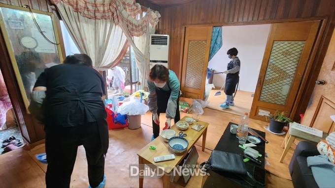 올 상반기 지역의 어느 한 가정을 방문해 주거환경개선 활동을 수행하는 행복더하기 사업을 진행하고 있다.