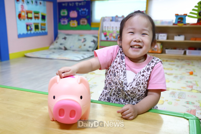 칠곡군 북삼어린이집 석유아(4) 어린이가 워커 장군 흉상 제작을 위해 저금통에 동전을 넣고 있다.