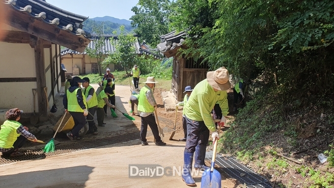 . 봉화문화재지킴이회, 봉화향교서 수해복구 자원봉사 펼쳐