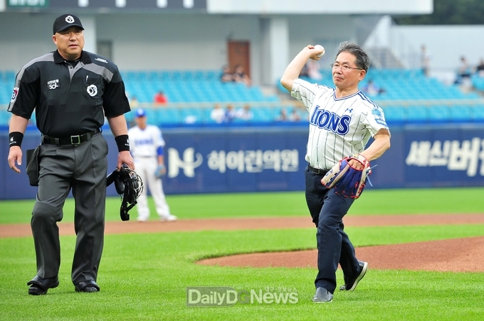 김진열 군위군수 대구편입 기념 삼성라이온즈파크 홈 경기 시구