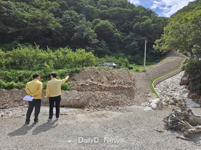 산사태 우려지역에 대한 안전 점검을 실시하고 있다