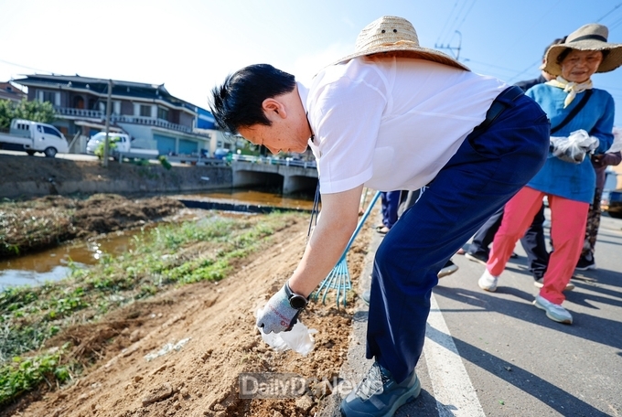성주군 이웃사촌복지센터, 선남면 도흥3리에서 EM흙공 던지기 행사 진행