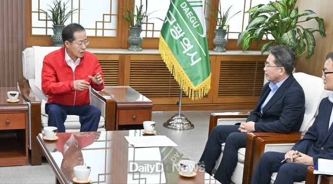 김진열 군위군수는 지난 28일 오후 2시 대구시 산격청사에서 홍준표 대구시장을 만나 군위군의 당면 현안사항에 대해 논의하고 있다.