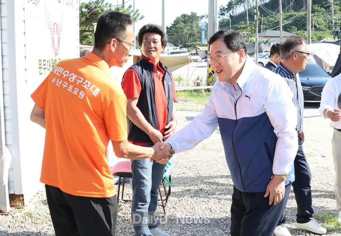 주낙영 경주시장 지역 해수욕장 4곳 찾아 인명구조 요원 등 관계자 격려