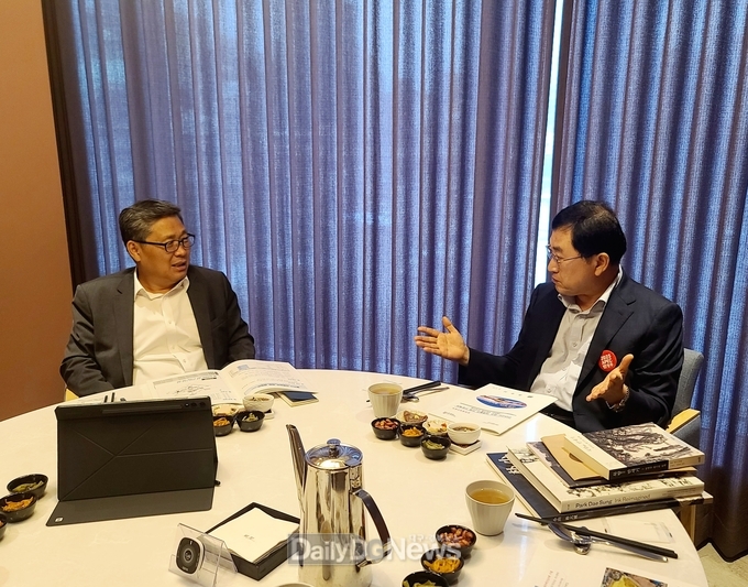 주낙영 경주시장이 9일 서울역으로 자리 옮겨 전병극 문화체육관광부 1차관과 오찬 간담회를 갖고 지역 문화·체육 활성화 방안을 모색하고 있다.