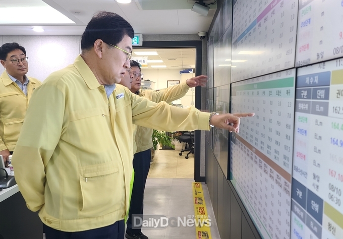 경주시는 주낙영 시장 주재로 10일 오전 6시 경주시 재난안전대책본부에서 긴급 대책회의를 갖고 태풍상황을 점검하고 있다.