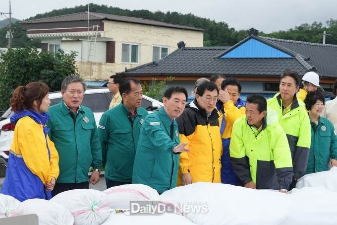  주낙영 시장을 비롯한 관계자들이 10일 오후 내남 이조천 현장을 방문해 피해상황을 점검하고 있다