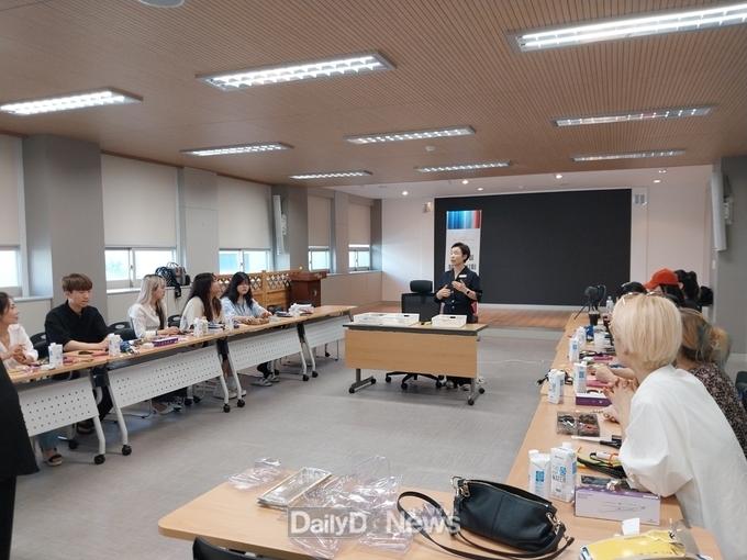 대구공업대학교 헤어디자인과 학생들이 ‘탄소중립 뷰티전시회’에 참가하고 있는 모습. (사진=대구공업대 제공)