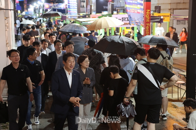 포항 중앙상가 야시장, 구름 인파 몰리며 골목 상권 부활 ‘신호탄’