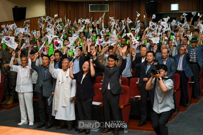 제78주년 광복절 기념식 참석자들이 만세삼창을 외치고 있다