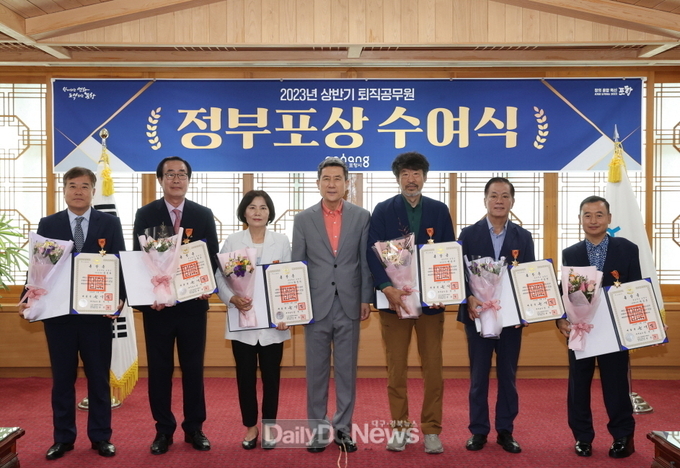 포항시, 소명의식으로 시정발전에 기여한 퇴직 공무원 정부포상 전수