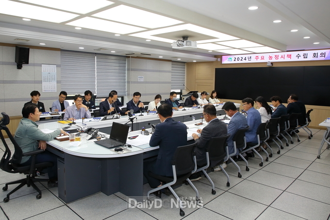 성주군, 농업조수입 1조원시대 달성 위한 ‘2024년 주요 농정시책 회의’ 개최