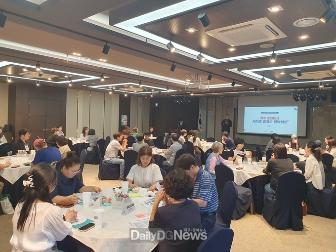 효자손 원탁회의_ 전경