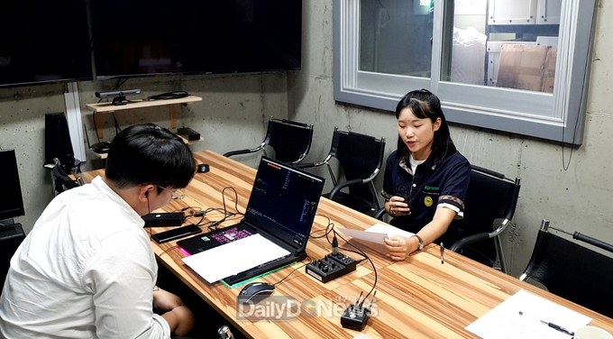 (8월 17일, 이선양 양이 지난 16일 스튜디오에서 축전 나래이션을 녹음하고 있다..