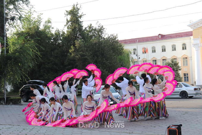 계명대 국외봉사단이 봉사활동을 마치고 현지 거리에서 버스킹 공연을 펼치며 한국문화를 알리고 있다. (사진=계명대 제공)