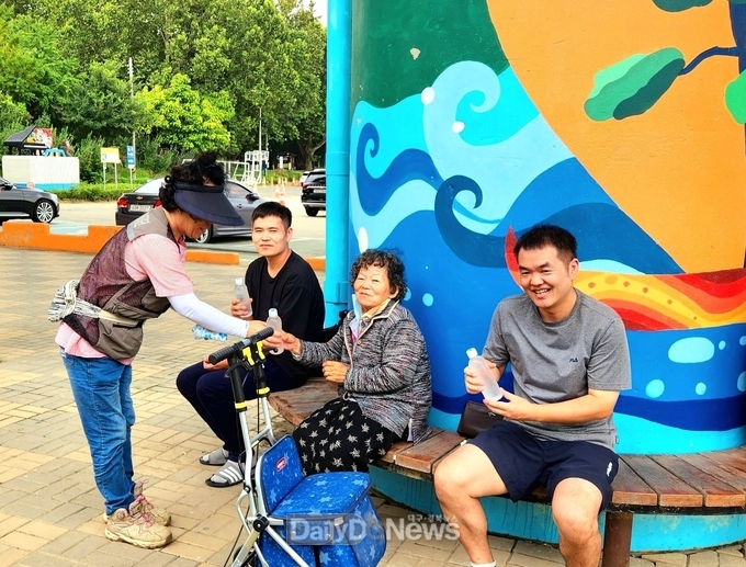 달성군시설관리공단은 화원유원지 강변시설을 찾아 주신 이용객들을 대상으로 얼음물(청라수) 나눔 행사를 진행하고 있다. (사진=달성군 제공)
