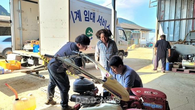달성군은 8월말까지 태풍 피해 지역인 군위군에 농기계 수리지원팀을 파견한다. (사진=달성군 제공)