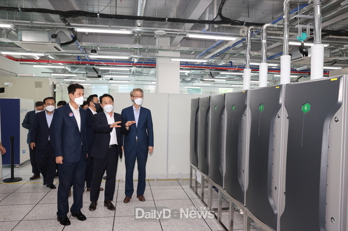 2021년 7월 포항 수소연료전지 인증센터가 공인시험기관으로 인정받아 개최한 현판식에서 이강덕 포항시장이 인증센터를 둘러보고 있다.