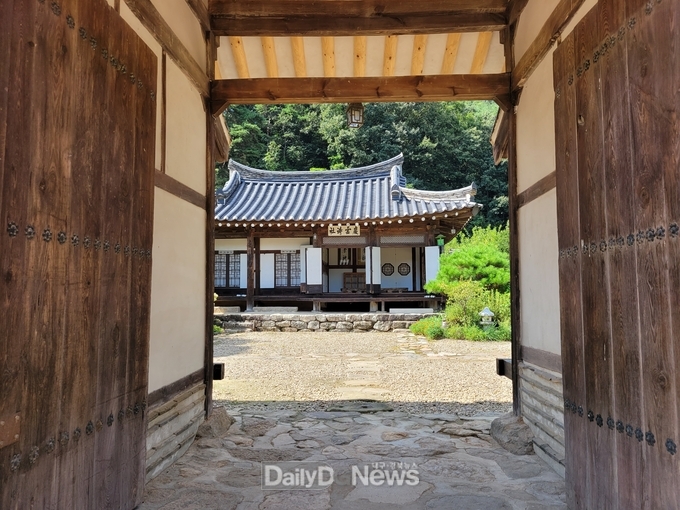 대문 너머로 보이는 토향고택 안뜰