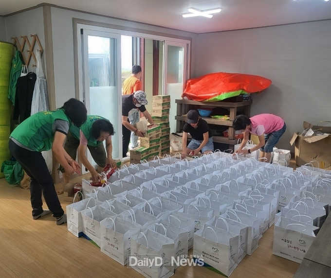 울진읍 지역사회보장협의체, 8월 '마음 담은 김치 반찬' 전달로 이웃사랑 실천