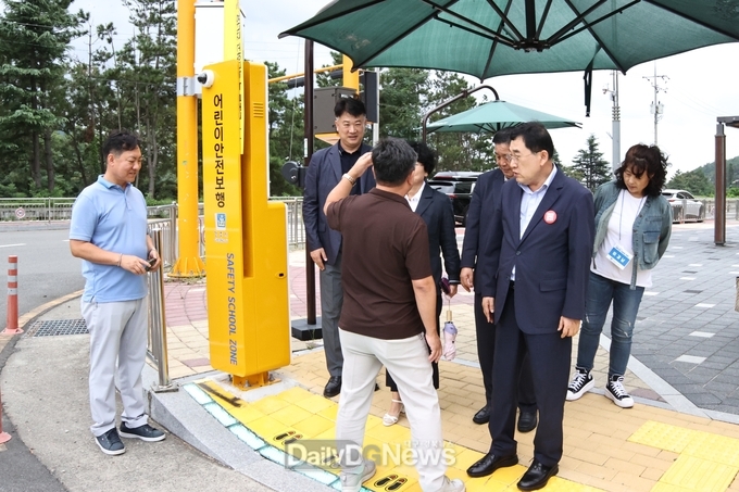 주낙영 시장이 29일 스마트 횡단보도 현장을 방문해 시설을 둘러보고 있다