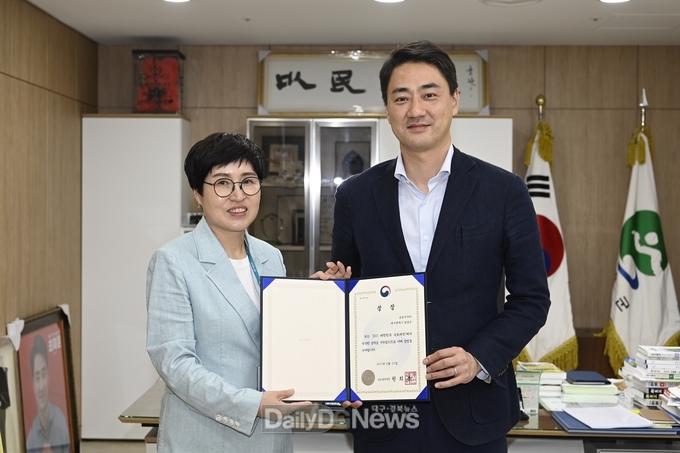최재훈 달성군수가 (오른쪽) 2023년 대한민국 국토대전에서 국토부장관상을 수상하고 기념촬영을 하고 있다. (사진=달성군 제공)