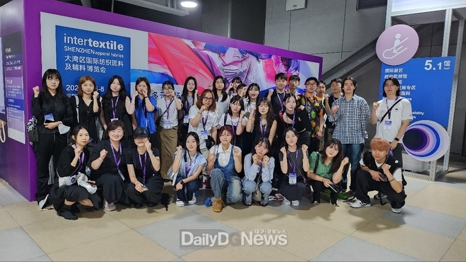 계명대학교 미술대학 패션마케팅학전공 학생들이 중국 상해 인터텍스에서 열린 세계 섬유무역전시회에 참가하고 있는 모습. (사진=계명대 제공)