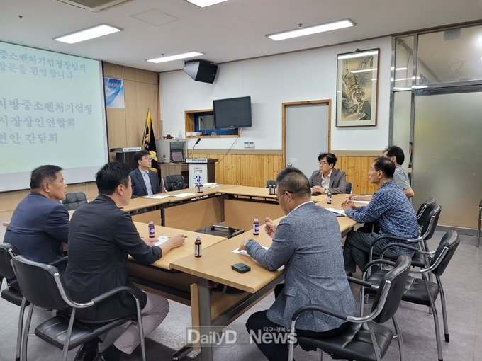 이현조 대구․경북지방중소벤처기업청장이 30일 포항 죽도시장을 찾아 상인회 임원들과 현장의 목소리를 듣고 있다. (사진=대경중기청 제공)