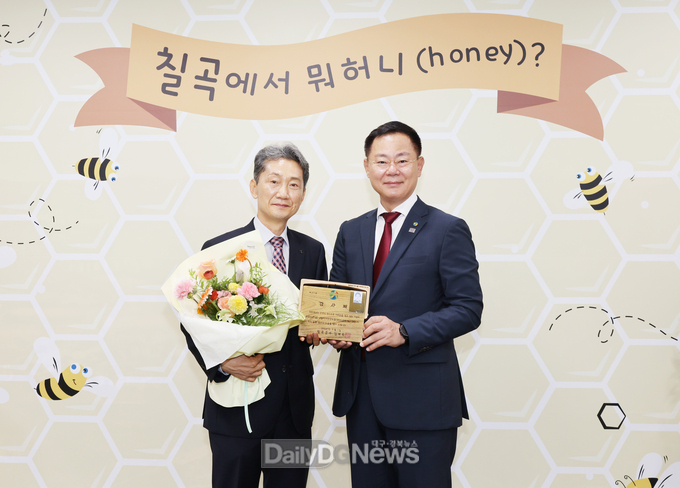 칠곡군이 9월 1일 상생의 가치를 알리기 위해 왜관공단에서 자동차 스포일러를 생산해 현대차에 납품하는 ㈜대일기업 박병태 대표에게 감사패를 전달하고 있다.