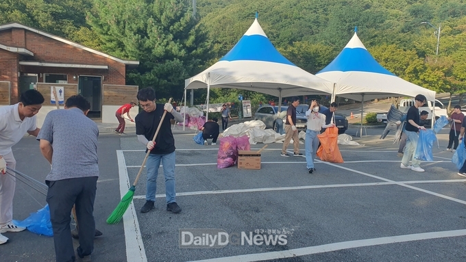 와촌면 직원들 갓바위 축제 종료 후 환경정화 활동 실시