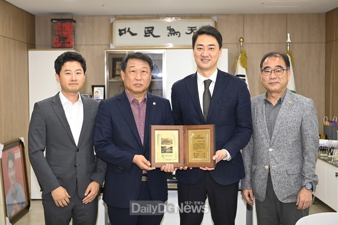 최재훈 달성군수가 '제2회 한국문화관광대상' 정책부문 대상을 수상하고 기념촬영을 하고 있다. (사진=달성군 제공)