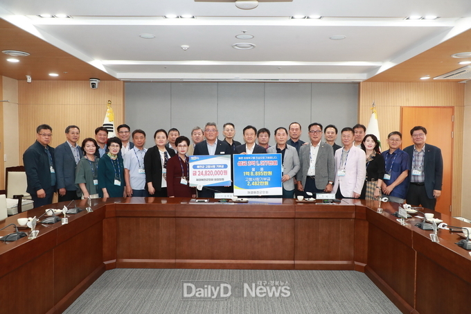 사진은 재경군민회 성금 및 물품 전달 장면