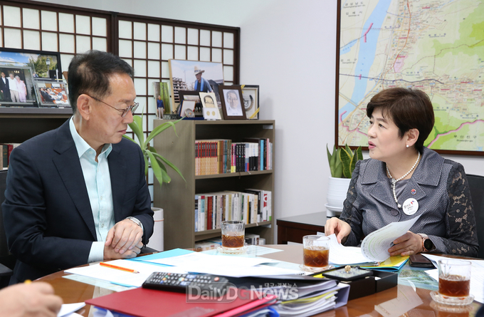 강은희 대구시교육감이 김도읍 국회 법제사법위원장을 찾아 교권 보호 및 아동학대 관련 법 개정을 요청하고 있다. (사진=대구시교육청 제공)