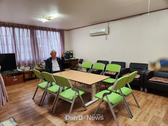 경로당에 입식테이블 및 의자 보급