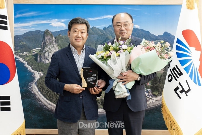 최병욱 국토교통부노동조합 위원장, 2023 울릉군민상 특별공로상 수상(사진 오른쪽)
