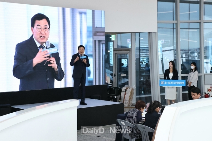 주낙영 시장이 14일 예술의 전당에서 열린 시민원탁회의 현장에 참석해 인사말씀을 하고 있다.