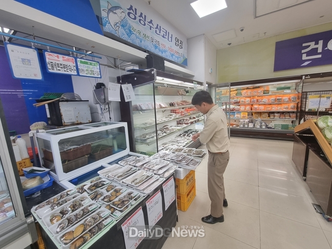  올 6월 양남에 소재한 마트 내 수산물 코너에서 원산지 표시를 점검하고 있다