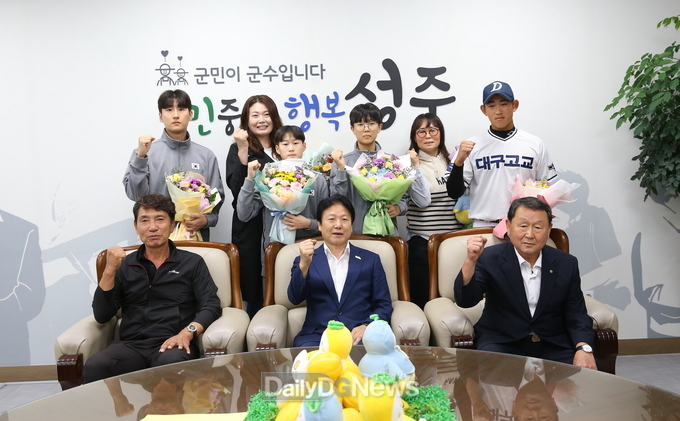 앞줄 왼쪽부터 이규현 체육회장, 이병환 군수, 양정석 경북재향군인회장(양현종선수 할아버지), 뒷줄 왼쪽부터 코치, 최건영선수 어머니, 김가람선수, 최건영선수, 김가람선수어머니, 양현종선수