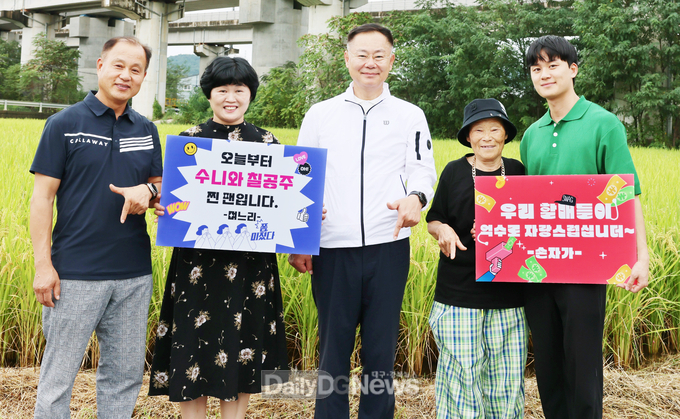 칠곡군수가 수니와 칠공주 리더인 박점순 할머니와 가족들과 함께 기념 촬영을 하고 있다.