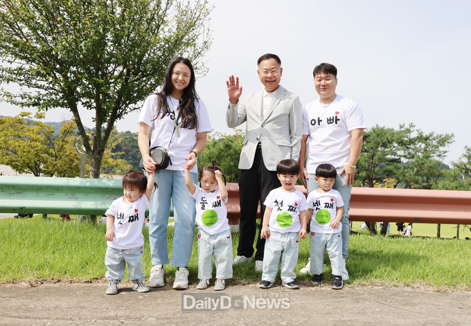 아이 네 명 둔 부모, 두 명 더 낳고 싶어…