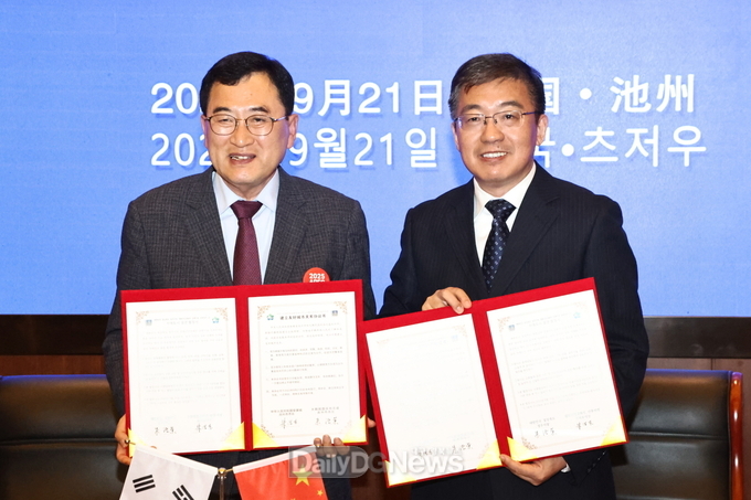 주낙영 경주시장과 주하오둥 츠저우시장이 21일(현지 시간) 자매도시 협정