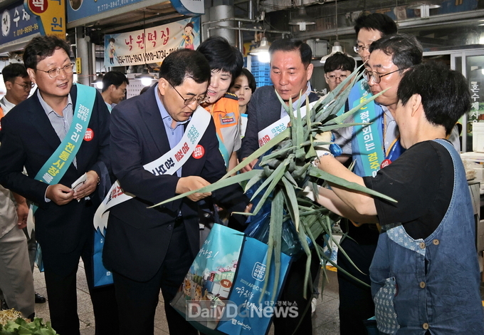 주낙영 경주시장 “추석 장보기는 전통시장에서”...성동시장 찾아 전통시장 장보기 독려