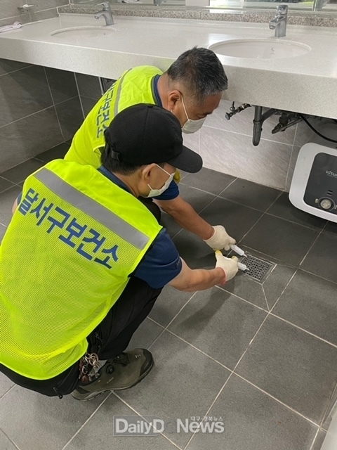 대구 달서구 방역취약지 합동방역 실시 모습. (사진=달서구 제공)