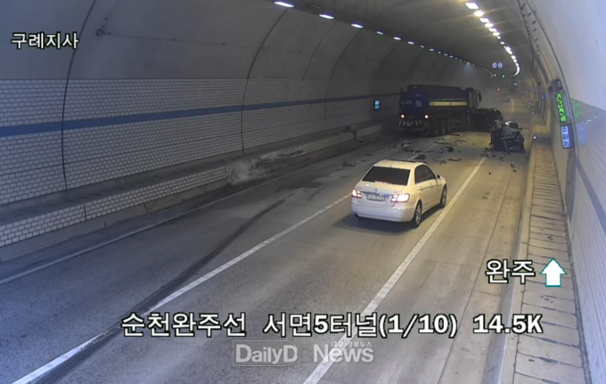 순천완주선 서면5터널 내 (2022.9.1.) 화물 차량이 2차로 주행 중 전방주시태만으로 전방 서행차량을 뒤늦게 인지하고 1차로로 차선변경 후 선행사고로 1차로 정차중인 다수 차량 추돌한 사고