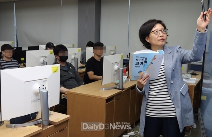 대학 강단에서 강의 하고 있는 박은경 교수