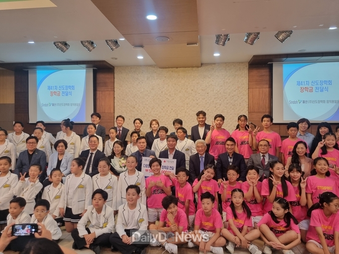 ㈜신도물산 김점곤 대표, 안동시 다문화가족·효행학생에게 장학금 전달